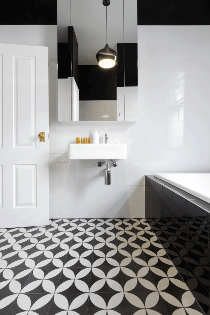 What Color Paint Goes With Black And White Tile [7 Noteworthy Options]