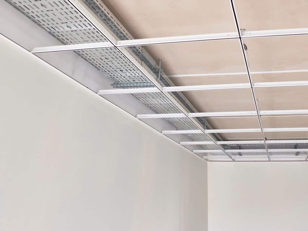 Ossature métallique des plafonds suspendus.  Réalisation de faux plafonds ou faux plafonds