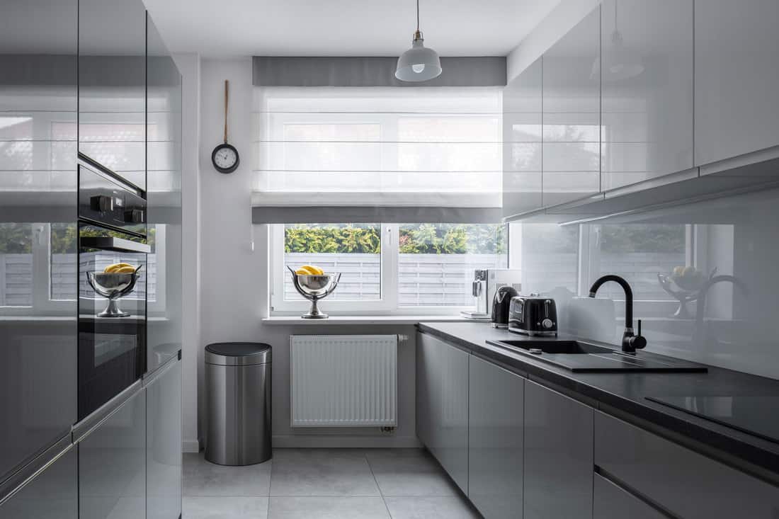 Cuisine étroite avec fenêtre et mobilier gris moderne, Comment accrocher des rideaux sur une fenêtre étroite