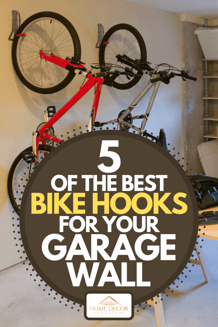 Un rangement de garage encombrant de sous-sol avec un vélo accroché au mur, 5 des meilleurs crochets de vélo pour votre mur de garage