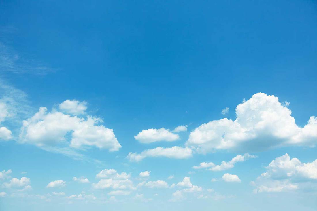 Fond de ciel bleu avec des nuages ​​blancs