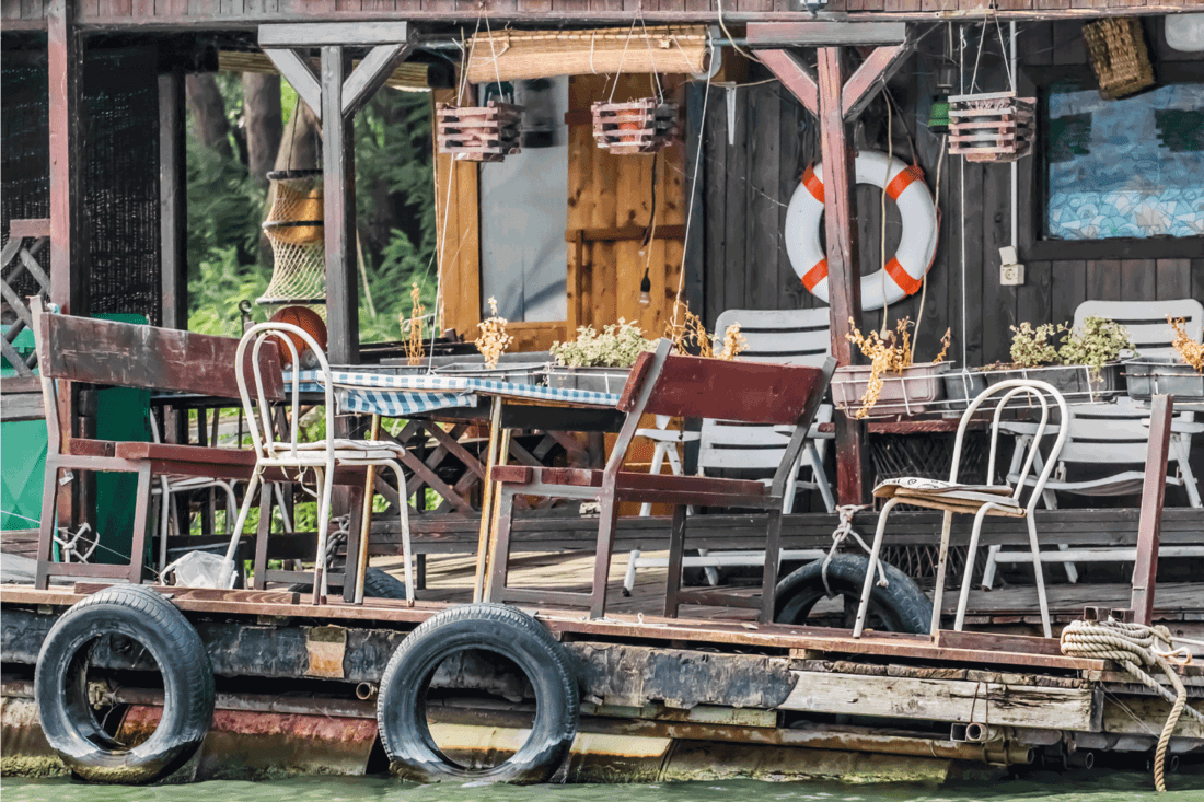 Radeau de loisirs d'été en bois à l'abandon Hut sur la rivière Sava avec stores en bambou