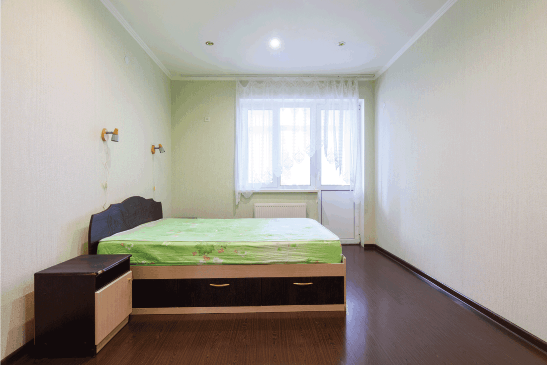 General view of an empty bedroom in a one-room apartment