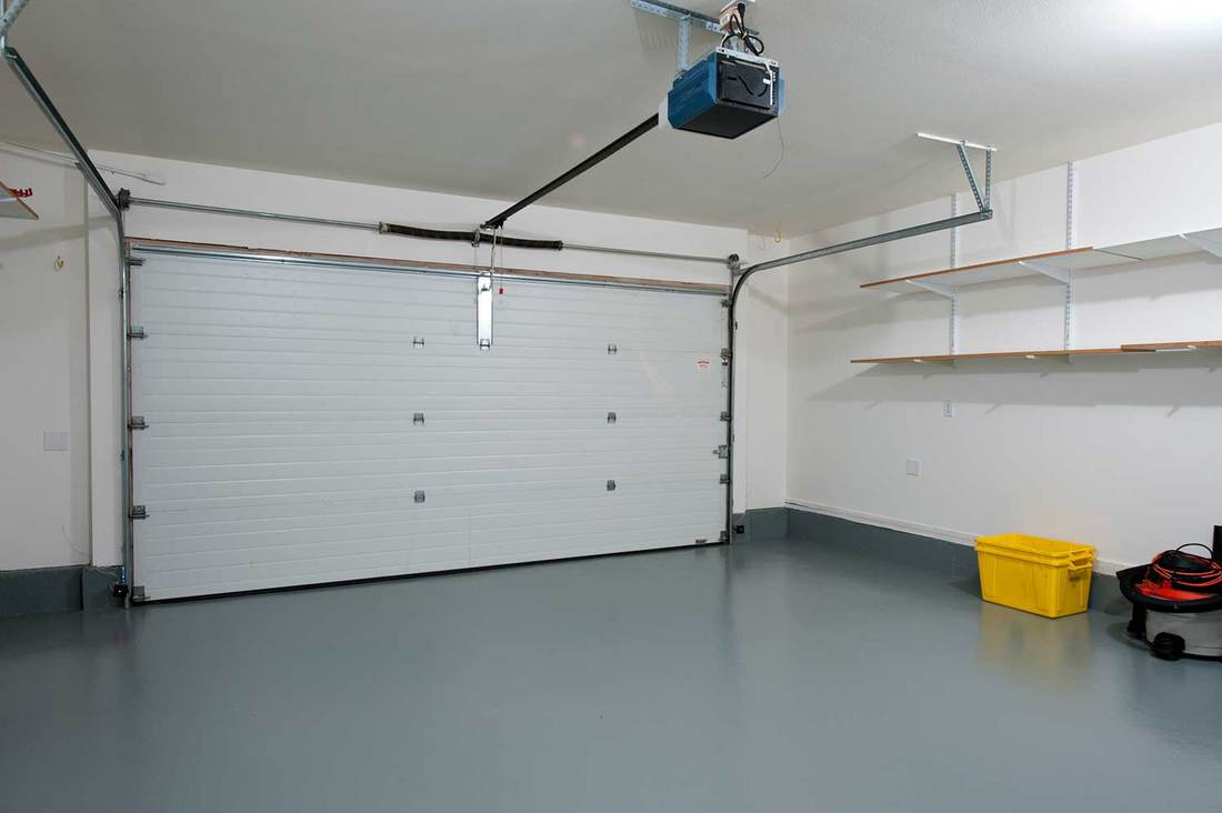 Intérieur d'un garage propre dans une maison