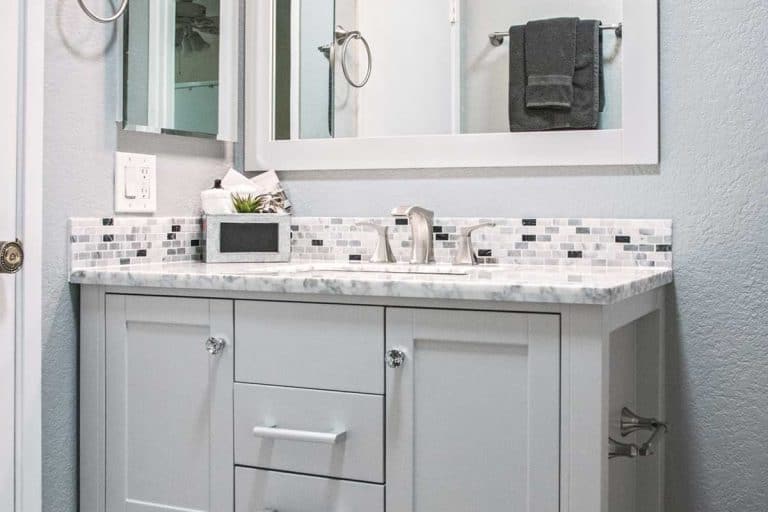 Interior of a small bathroom with vanity, Does A Bathroom Vanity Need A Backsplash?
