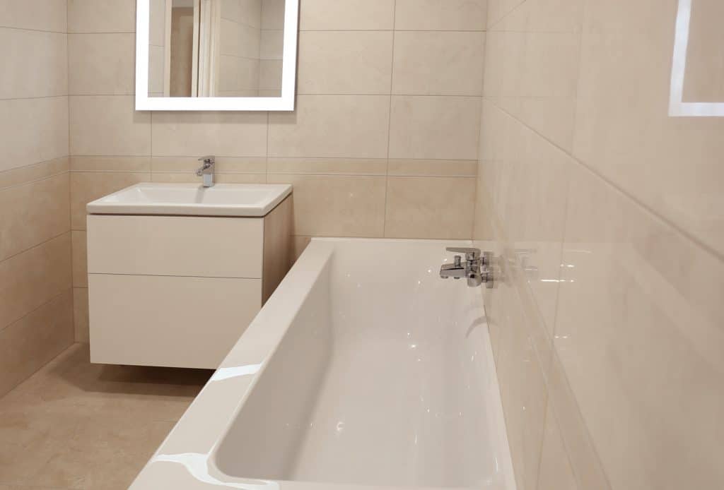 Intérieur de salle de bain moderne avec beau miroir