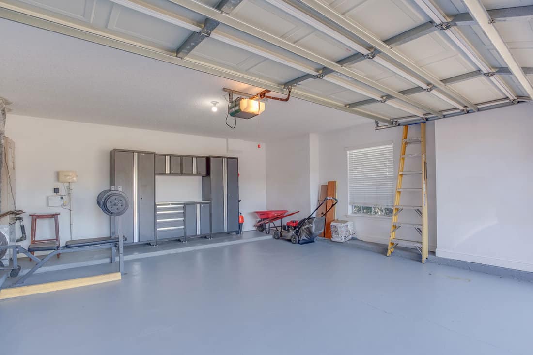 Large garage with plenty of work space