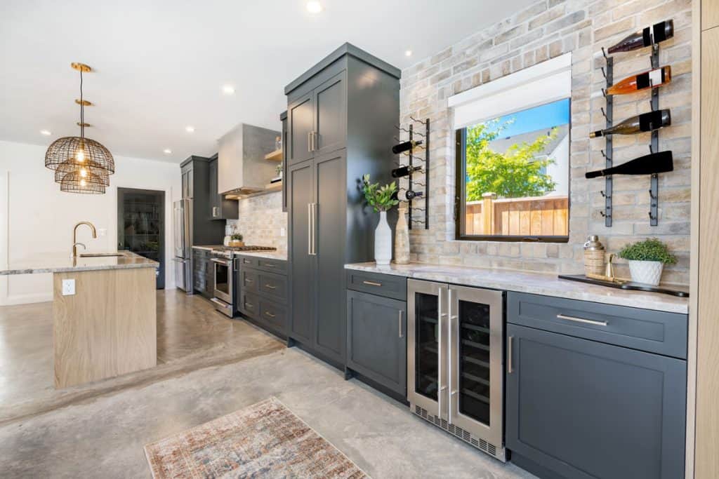 Luxurious modern kitchen with gray cabinets and a beautiful backsplash