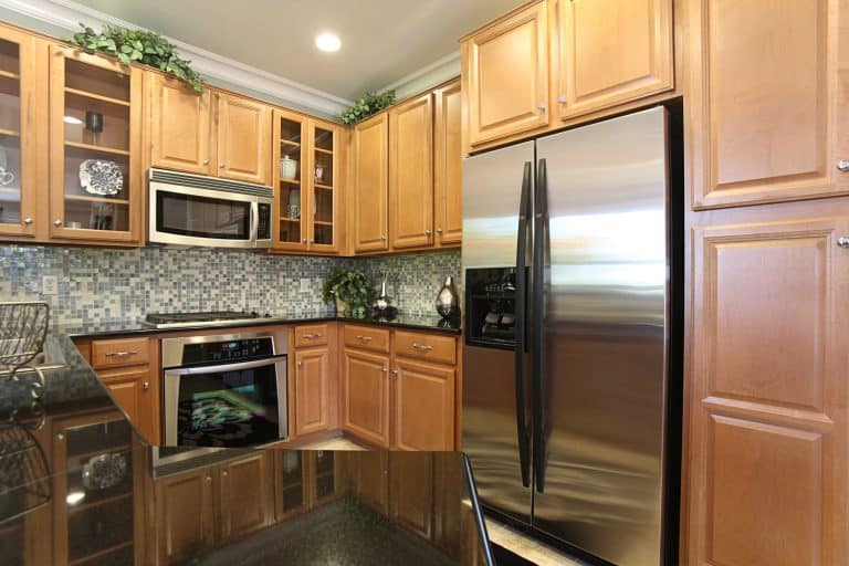 Modern luxury kitchen with black backsplash, What Color Backsplash Goes With Oak Cabinets?
