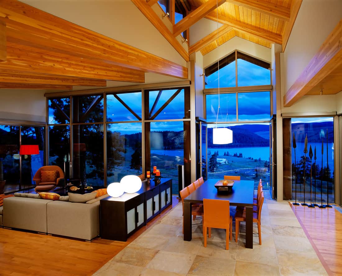 intérieur de maison de propriété de luxe avec plafond voûté