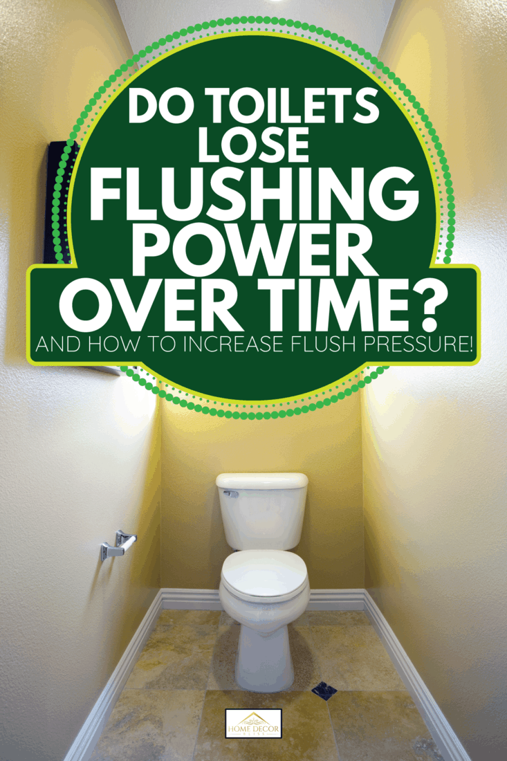intérieur des toilettes murales jaunes avec fenêtre lumineuse.  Les toilettes perdent-elles de la puissance de rinçage avec le temps [And How To Increase Flush Pressure!]