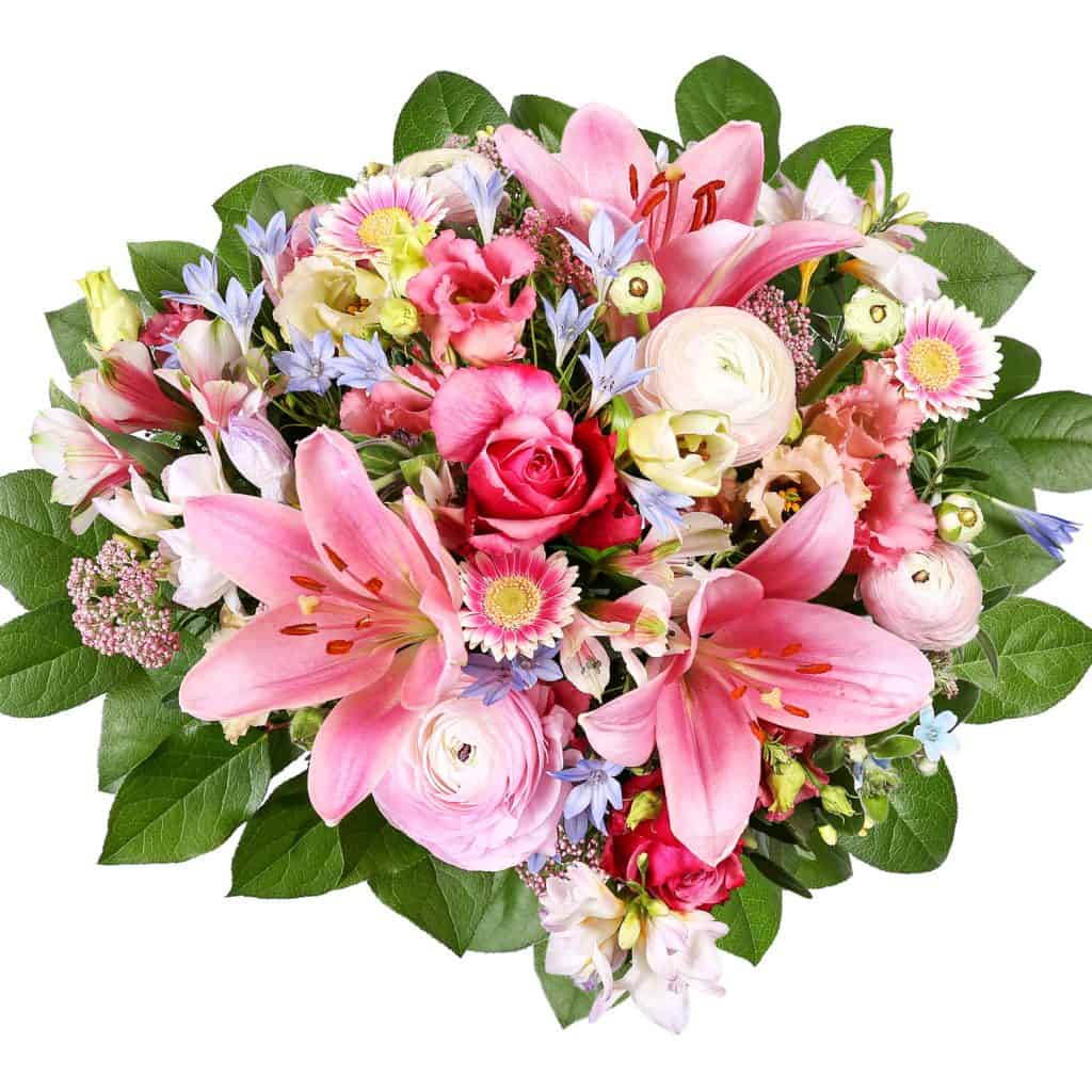A perfectly arrange bouquet of roses, lilies, and leaves to perfect a wedding centerpiece
