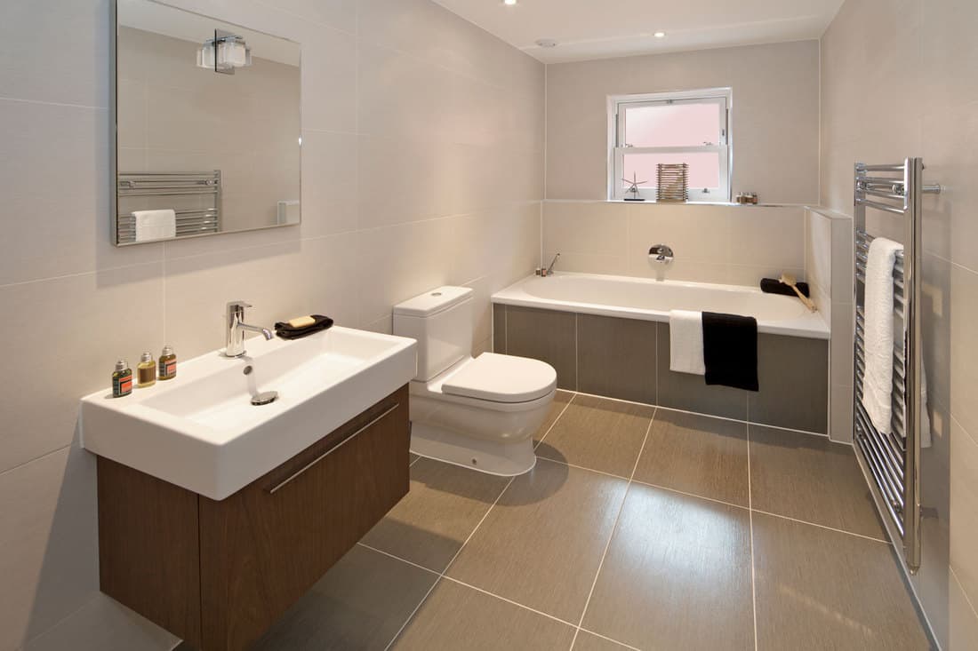 A small bathroom inside a modern basement with an elegant contemporary design, What Is The Best Toilet For A Basement Bathroom?
