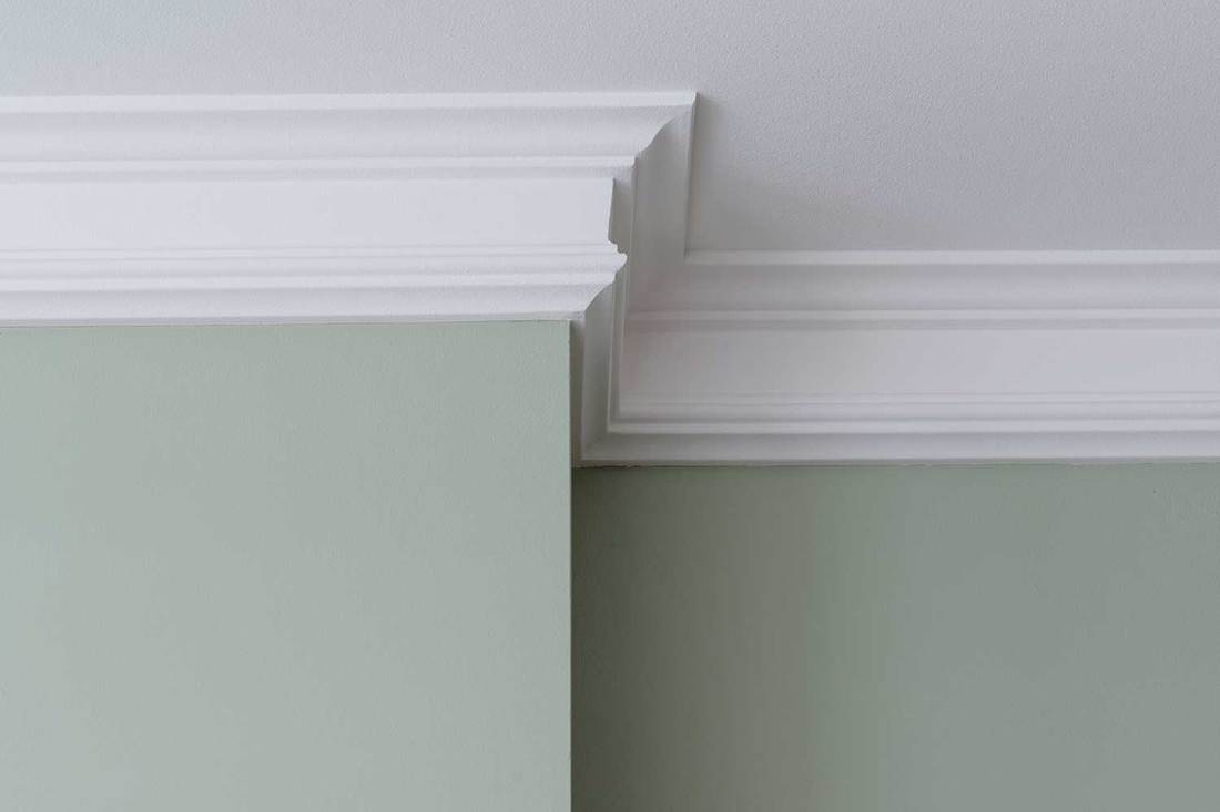 Ceiling moldings in the interior
