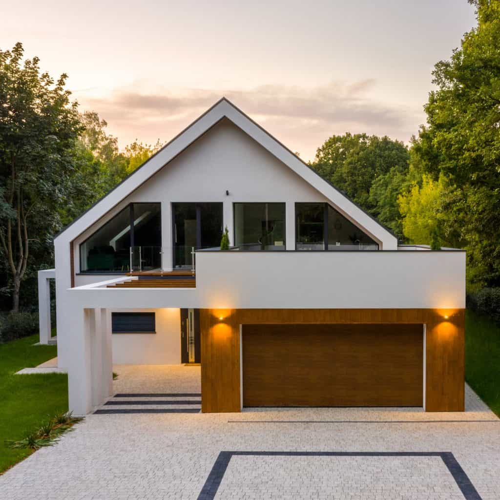  Una casa de campo impresionante e impresionante con una puerta de garaje de color marrón