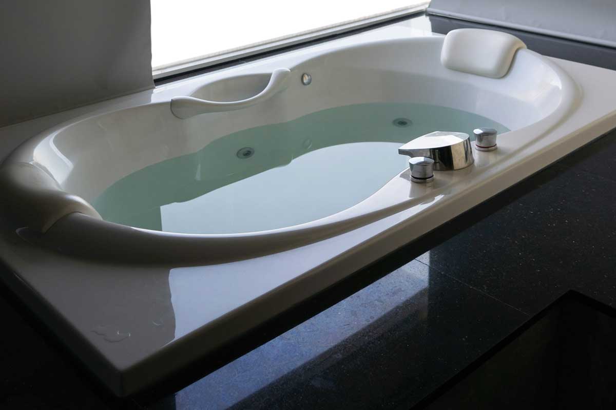 White massaging jetted bathtub, How To Clean A Jetted Tub Filter In 5 Steps
