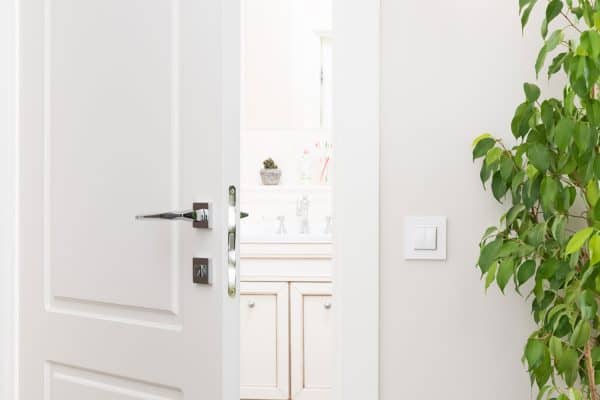 Read more about the article How To Fix A Cracked Door Or Door Frame