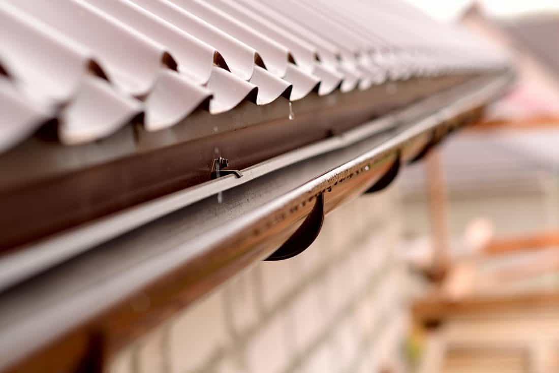 Holder gutter drainage system on the roof
