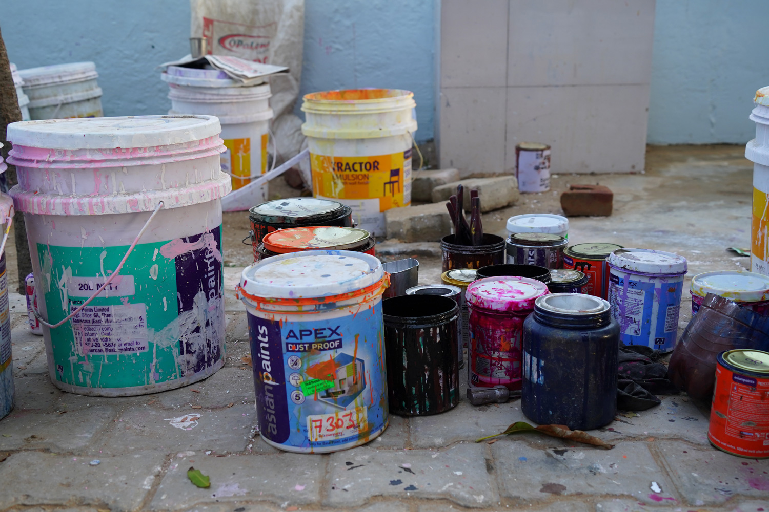 Many paint pot with paint brush. U