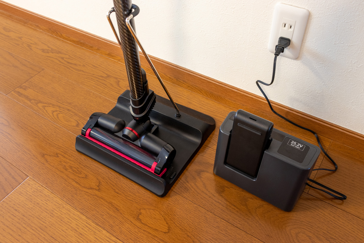 Cordless vacuum cleaner and battery