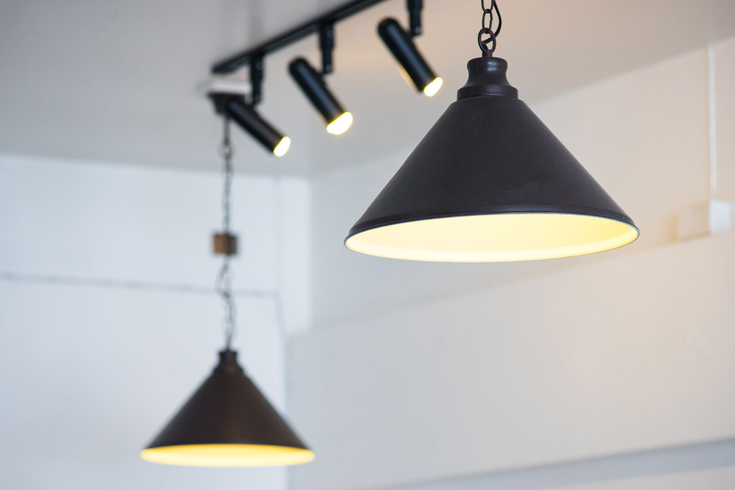 Dangling ceiling lights inside a photography studio