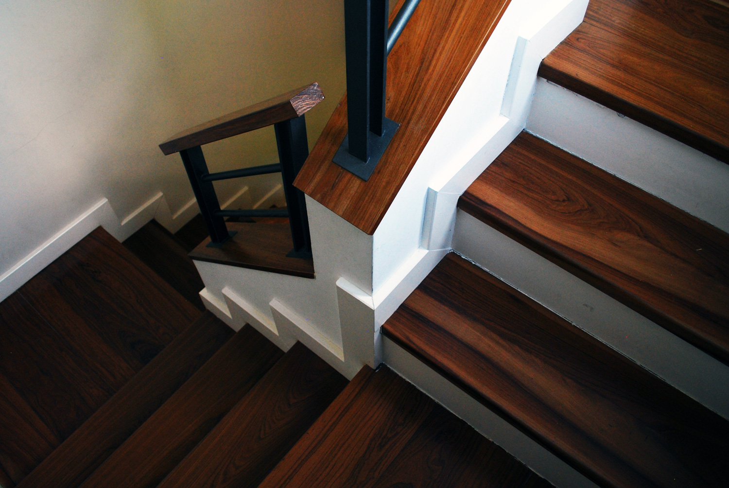 Modern staircase combining wood and iron