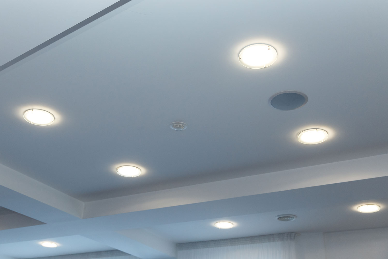 Reccessed ceiling lights on a white ceiling