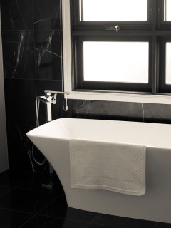 Elegant white and black design of bathroom, What Color Towels For A Black And White Bathroom?
