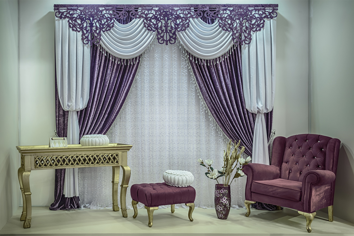 The luxurious velvet curtains, an openwork tulle, a carved pelmet
