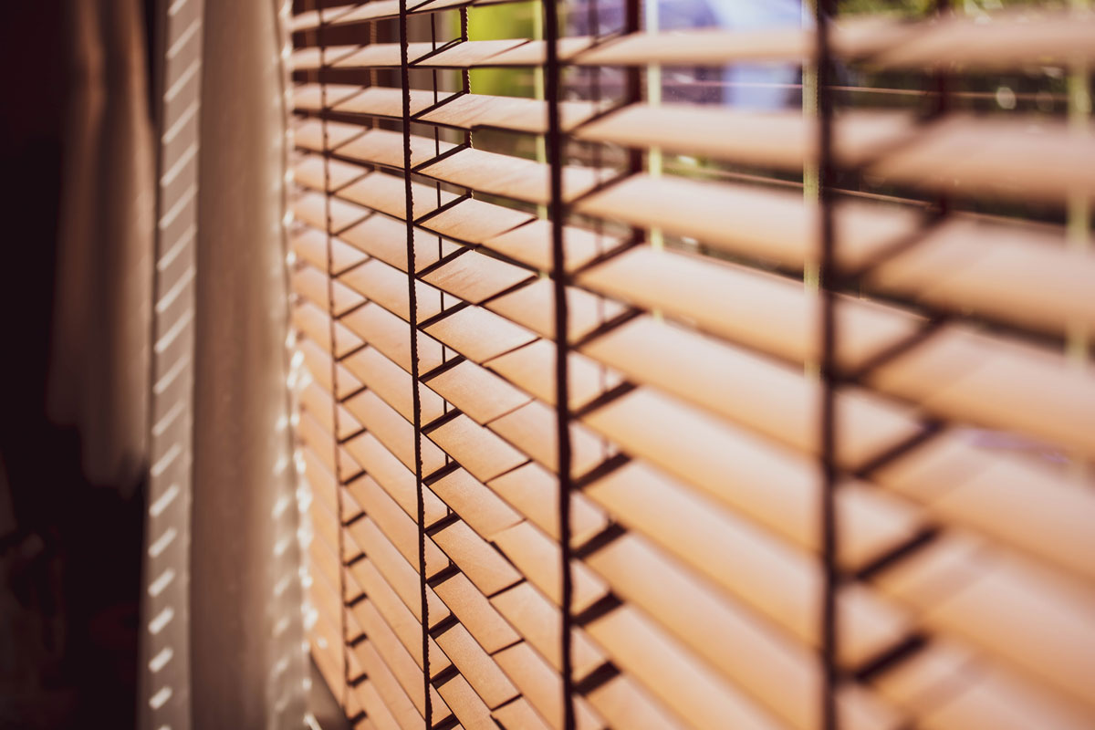 An off focus photo of venetian blinds