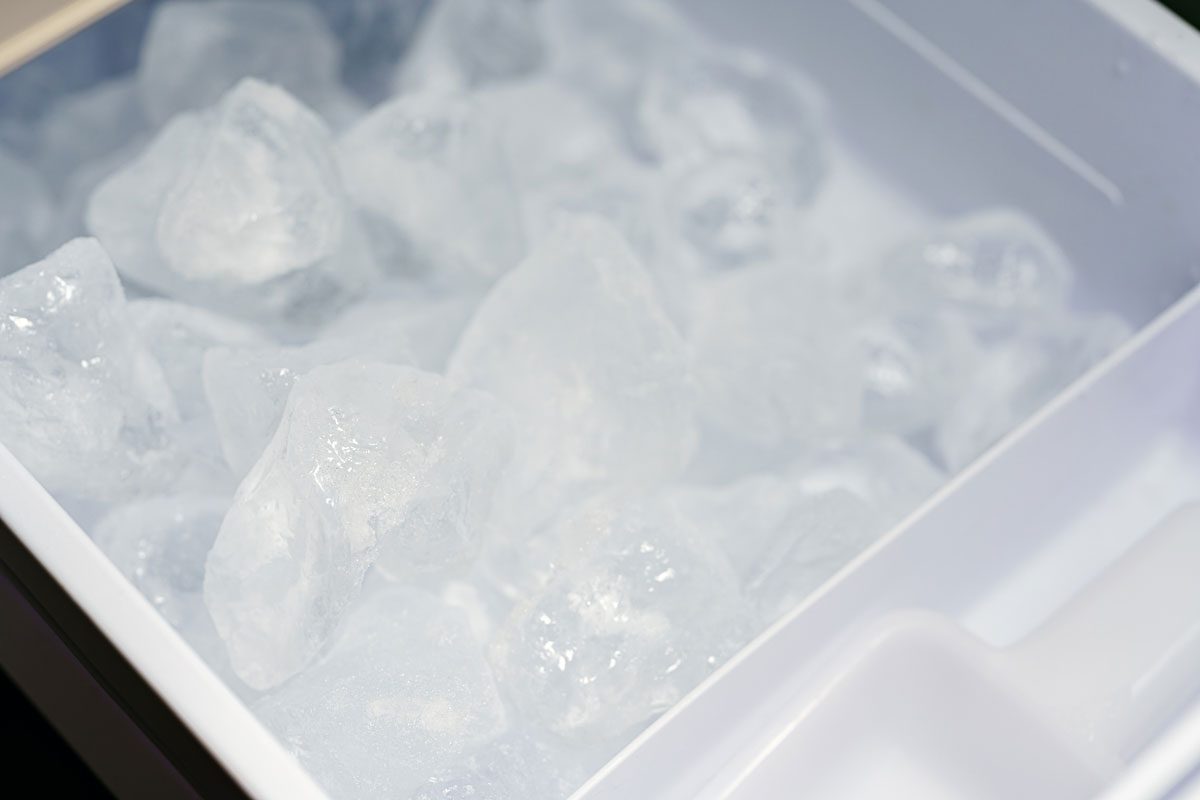 Cube ice in ice making machine