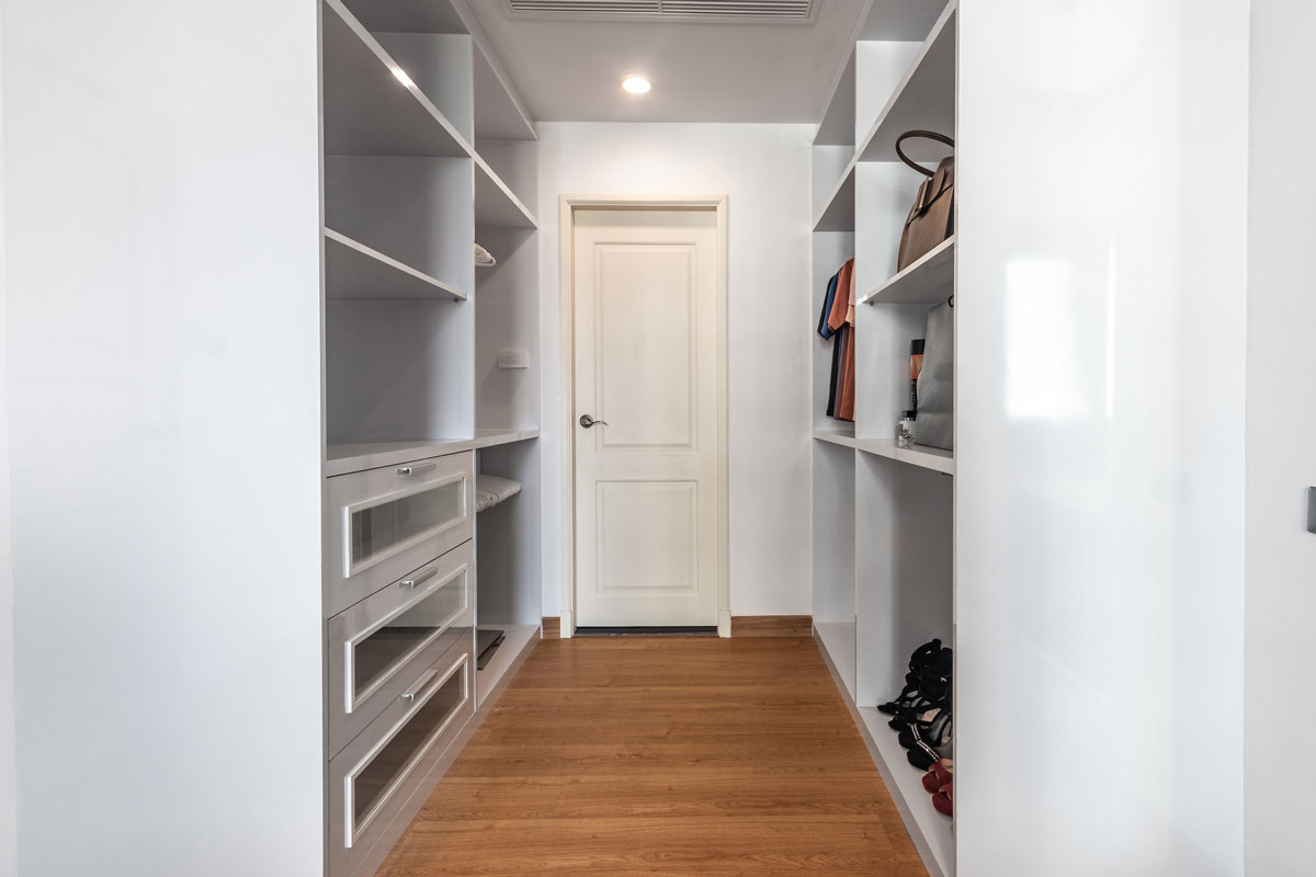 Dressing corner and wardrobe in a small