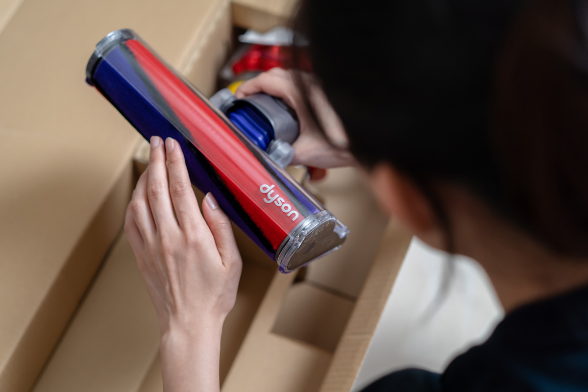 Lady’s hand holding the Soft roller cleaner head of the brand new Dyson Cyclone V10 Fluffy vacuum cleaner
