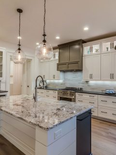 Luxurious modern kitchen with marble countertop and granite backsplash with hardwood flooring, What Backsplash Goes With Blue Dunes Granite?