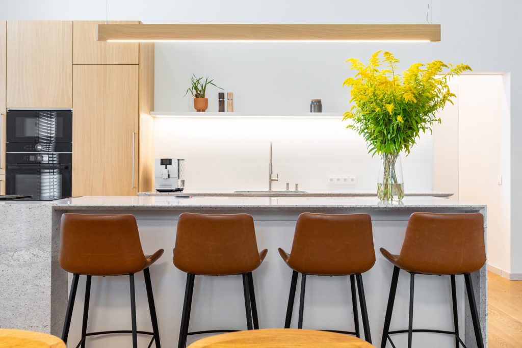 Modern and bright kitchen with four bar stools.