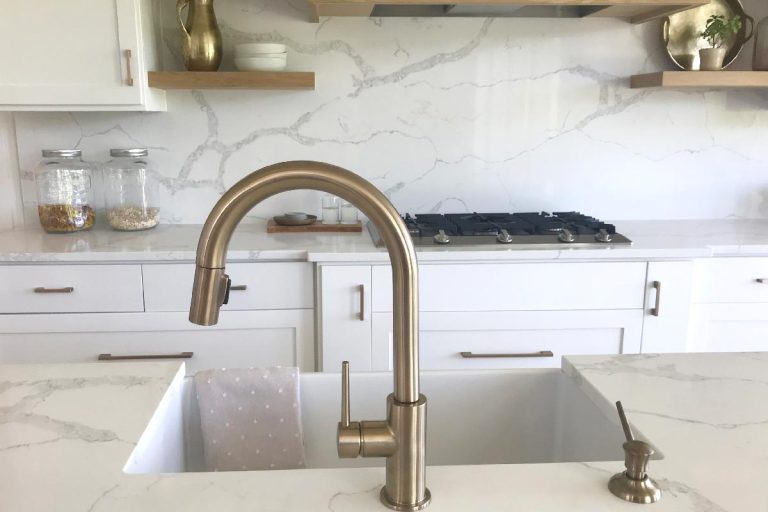 A quartz marble kitchen counter tops and backsplash, What Backsplash Goes With Calacatta Quartz?