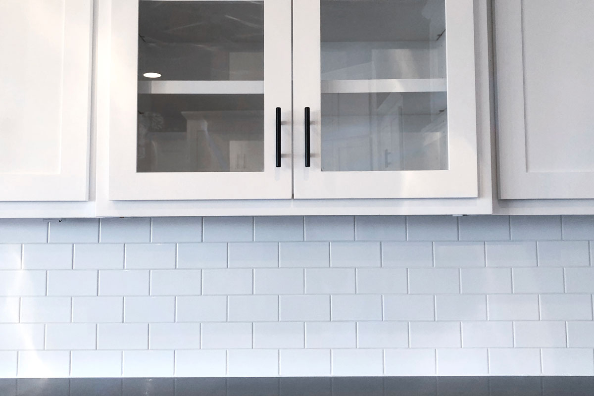 Subway tiles and white cabinets at the kitchen backsplash