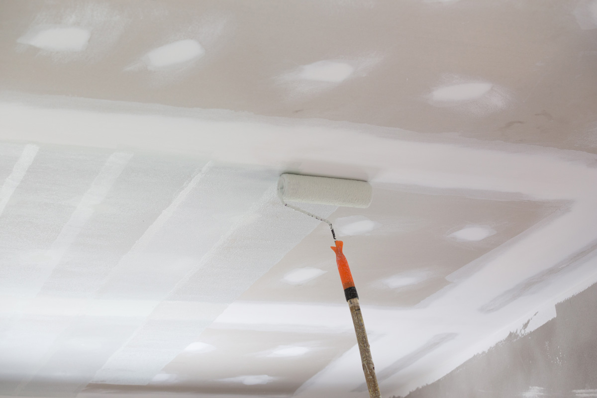 painting a gypsum plaster ceiling with paint roller