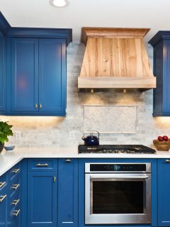 A contemporary kitchen renovation remodeling featuring a center island, hardwood floor and quartz counter - Should The Range Hood Match Appliances