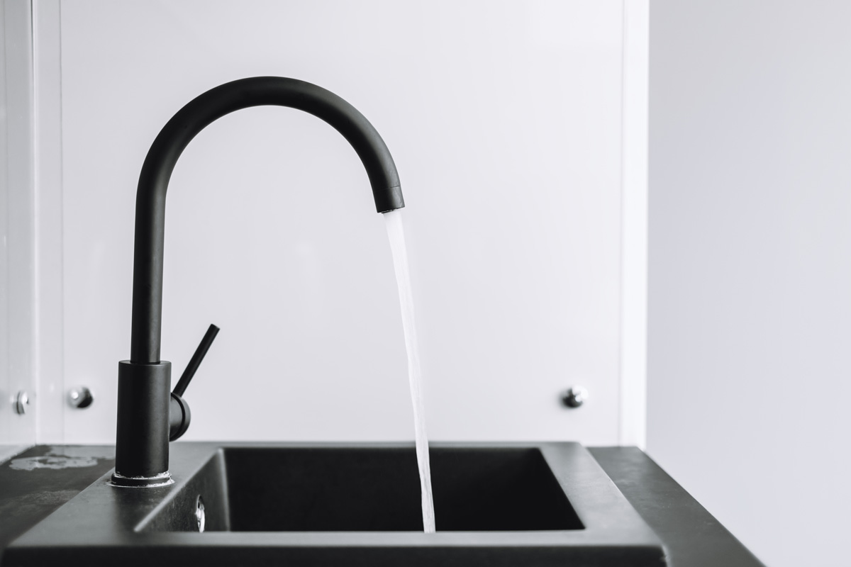 A running tap with the water running in the kitchen. 