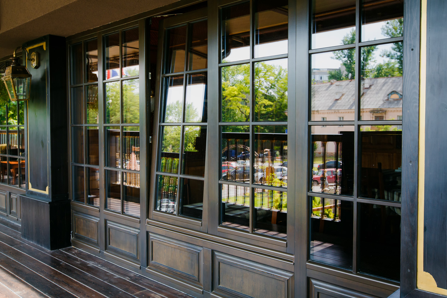 Glazed entrance to the luxurious restaurant — Photo