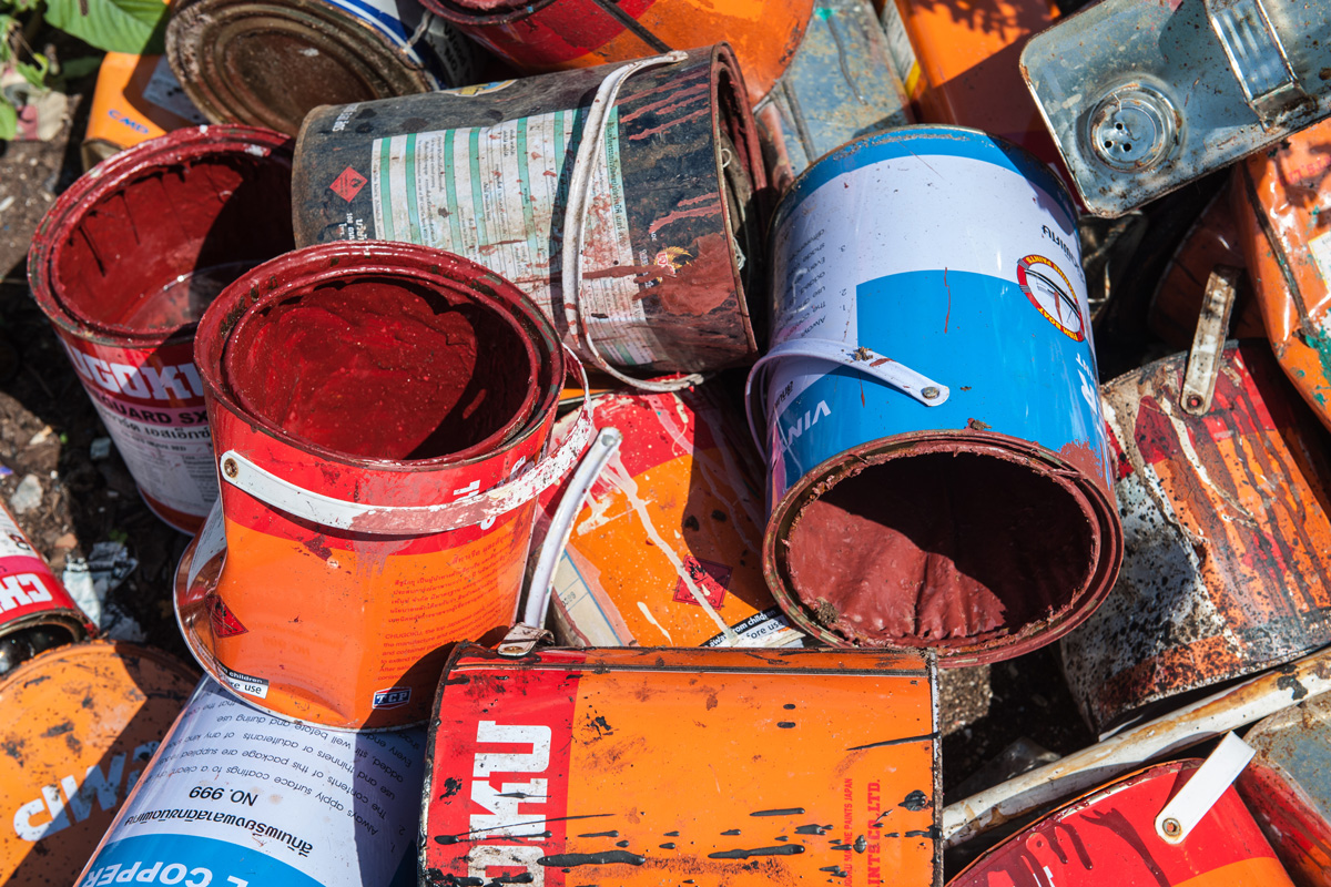 Paint cans old iron broken or expired deterioration after the end of its use at the plant get old to be recycled