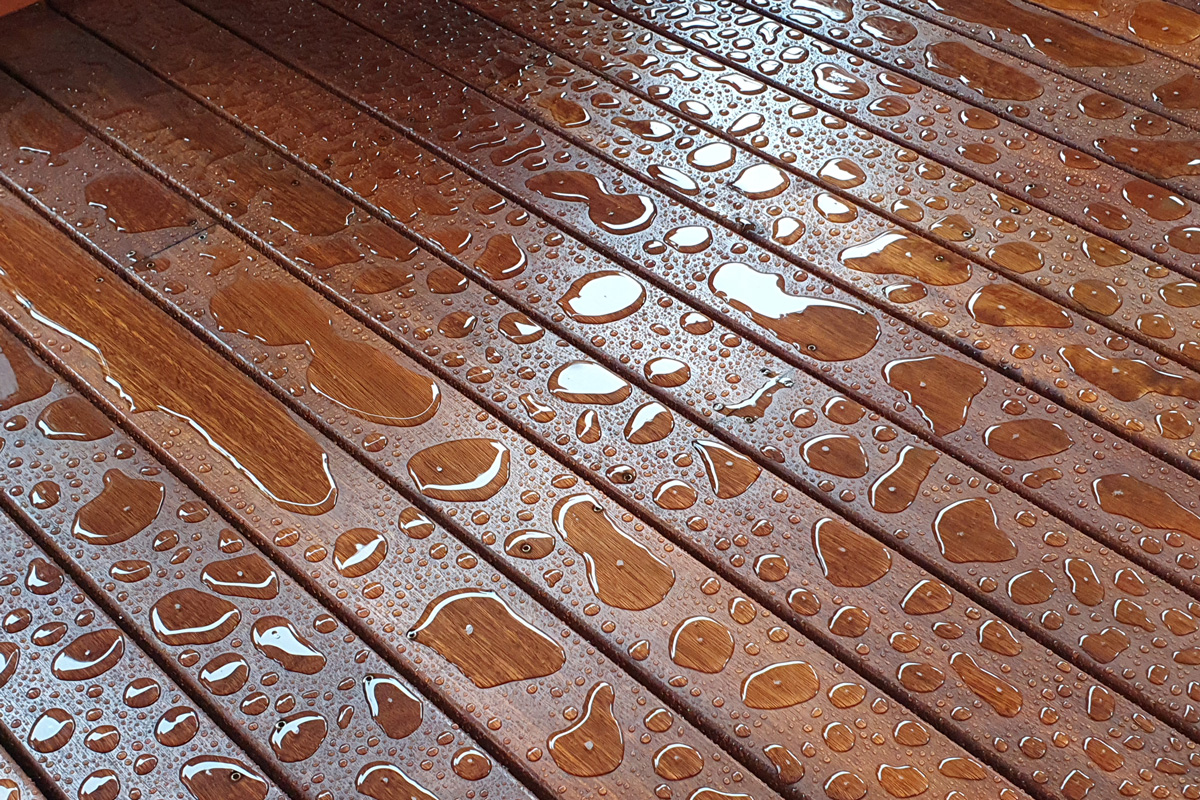 Rain on Freshly oiled Spotted Gum decking 3 days after oiling