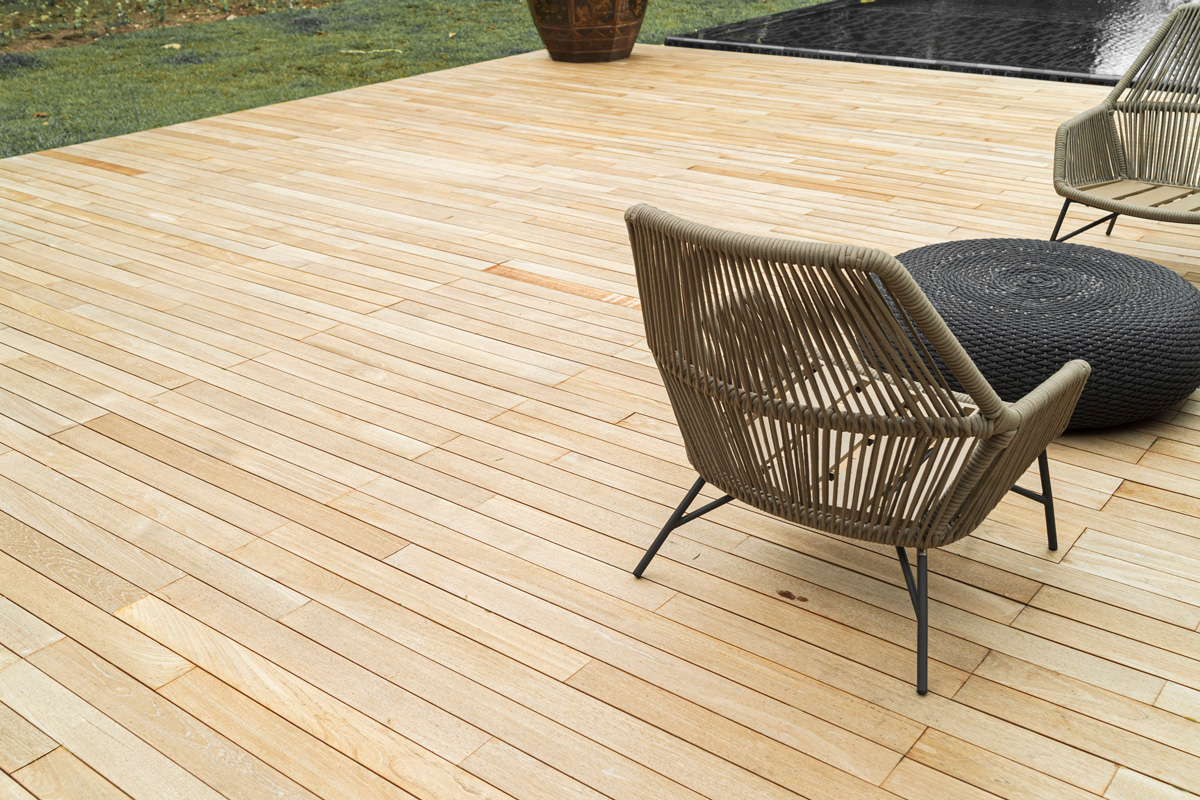 flooring teak wood , outdoor decking, oil natural color, outdoor use, sun resistant, weather resistant, weather resistant.