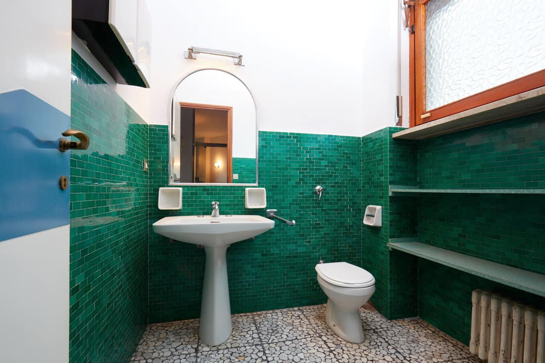 Old bathroom in normal apartment interior — Photo