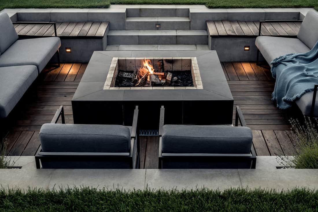 Outdoor zone for relax with burning fire pit — Photo