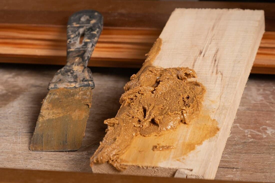 Putty and trowel for restoration of wooden furniture and surfaces