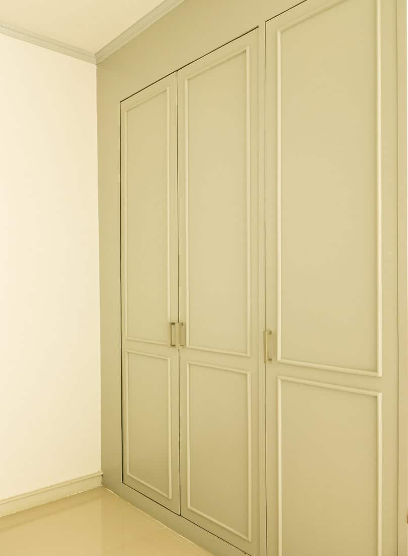 White bi-fold door closet