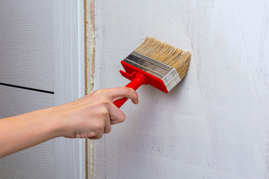 Interior decoration of a house or room. Primer the walls with a primer or paint. Repair and priming the wall before painting or applying plaster.