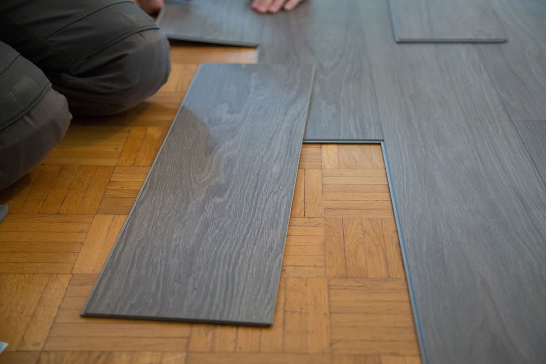 Lay vinyl floor on parquet floor